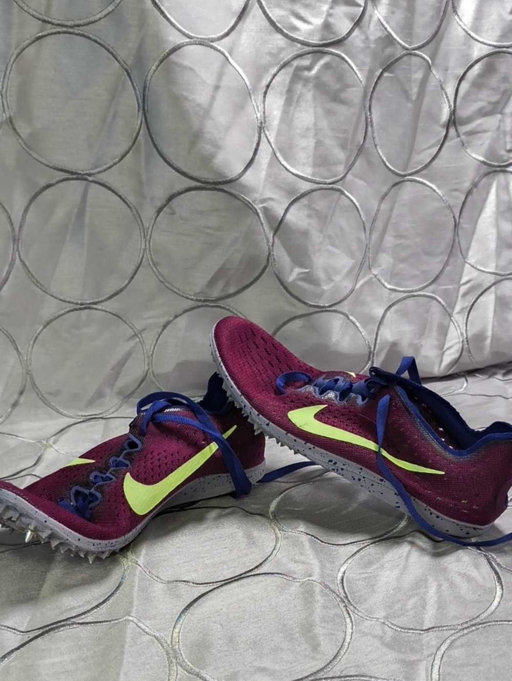 Nike Maroon Kids Track Spikes with Neon Yellow Swoosh Size 5 Boys C20 - Picture 1 of 9